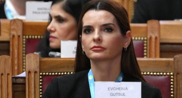 Главу Гагаузии задержали на допосмотр в аэропорту Кишинева