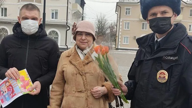 В Электростали сотрудники полиции поздравили женщин с 8 Марта