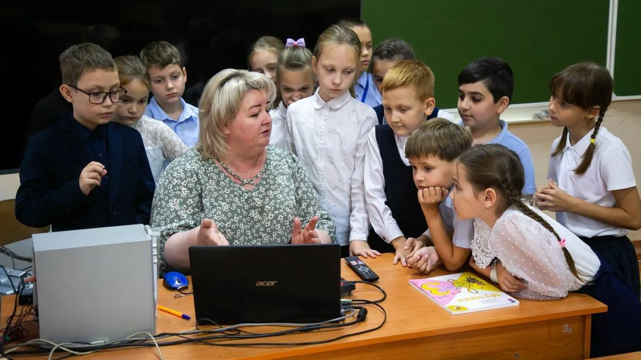 Педагог из Коломны с почти 30-летним стажем получила награду от губернатора Подмосковья