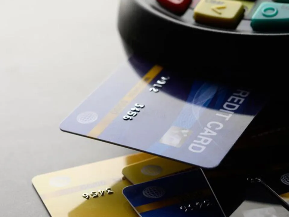 «Это твои деньги — пользуйся»: выяснилось, как банки навязывают россиянам кредитные карты