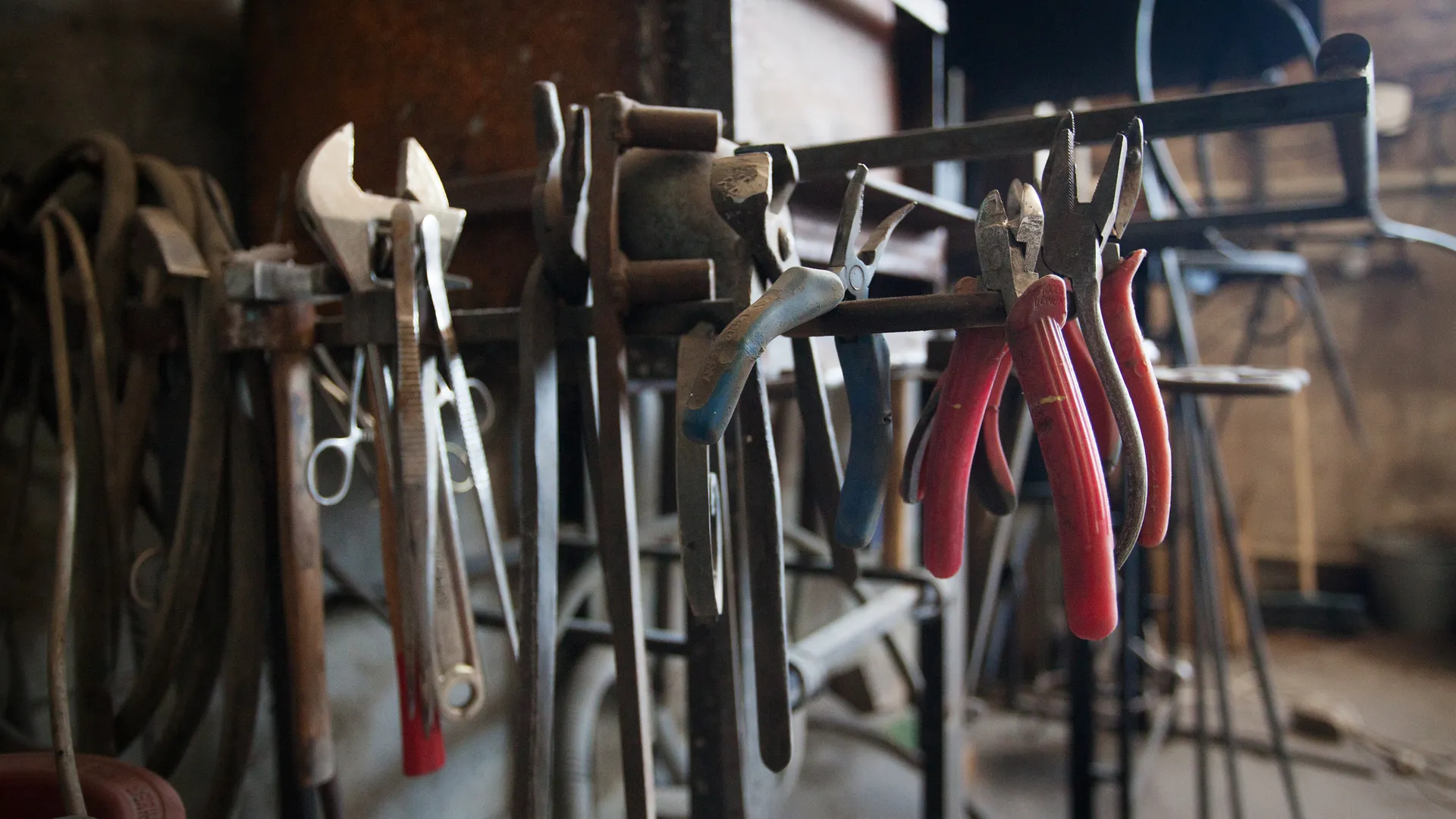 Кузнец, выбивающий дурь: новый вид суровой терапии покоряет жителей Подмосковья