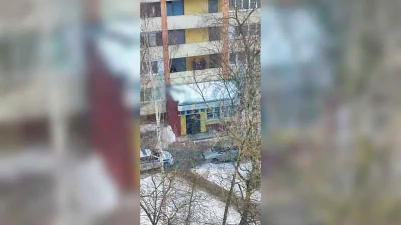 «Не первый случай»: школьница выпала с общего балкона многоэтажки в Подольске