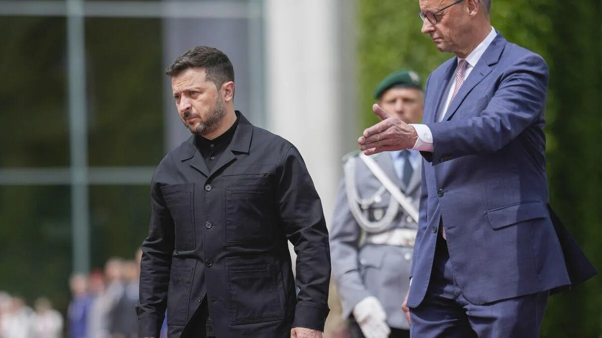 Зеленский появился на публике в костюме, похожем на робу зэка