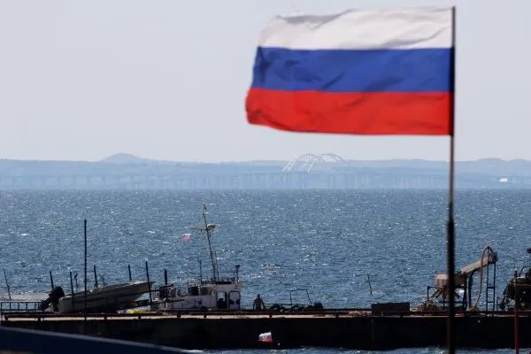 Вид на Крымский мост через Керченский пролив с набережной в станице Тамань в Краснодарском крае