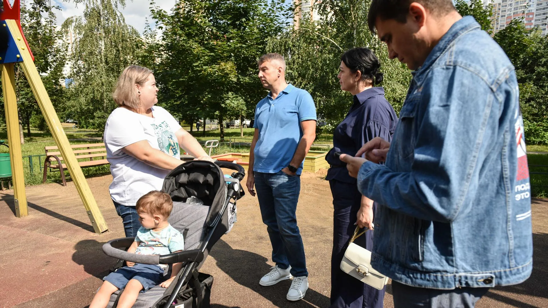 Дмитрий Волошин посетил микрорайон Левобережный в Химках с выездной администрацией