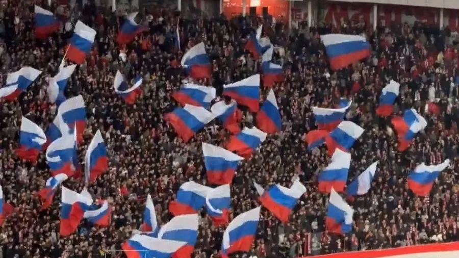 Фанаты в Сербии с российскими флагами скандировали на матче «русские и сербы – братья навек»