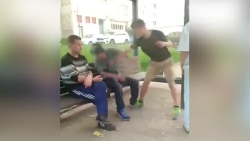 Молодые боксеры отрабатывают удары на бродяге в Дубне 