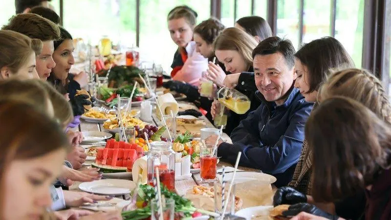Губернатор рассказал подмосковным выпускникам о школьных годах