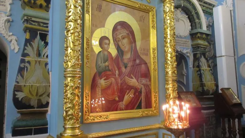 Три руки и луна на иконах Богородицы
