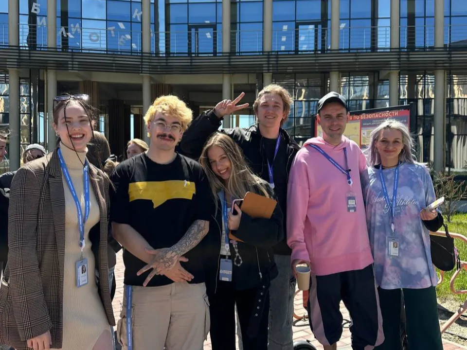 Дмитрий Ряскин (четвертый) вместе с командой дизайнеров на проекте&nbsp;«Код молодежи» на Тавриде.Арт в Крыму. Фото: личный архив Дмитрия Ряскина