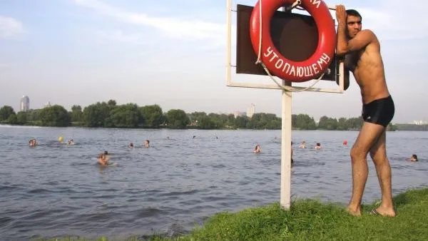Безопасность на подмосковных пляжах обеспечат 600 спасателей