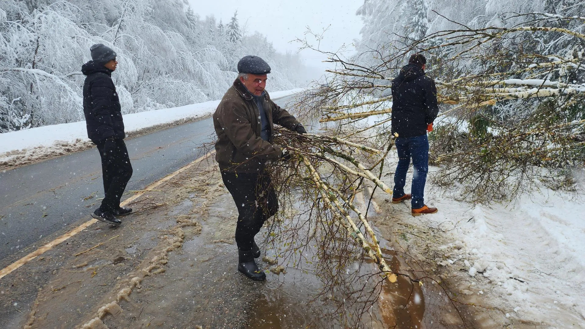 Юрий Мартьянов (в центре)