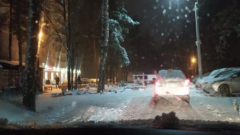 Жители Звенигорода возмутились шлагбаумом, самовольно установленным у магазина