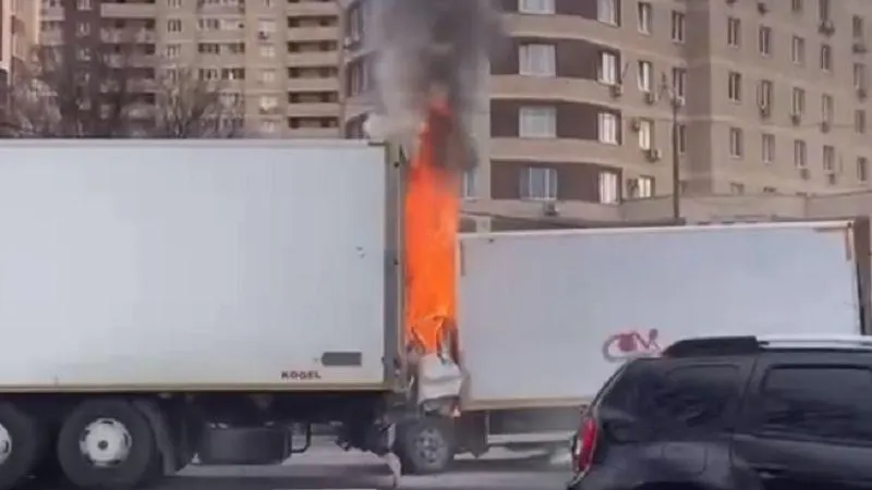 Грузовик столкнулся с фурой и загорелся на трассе в Подмосковье