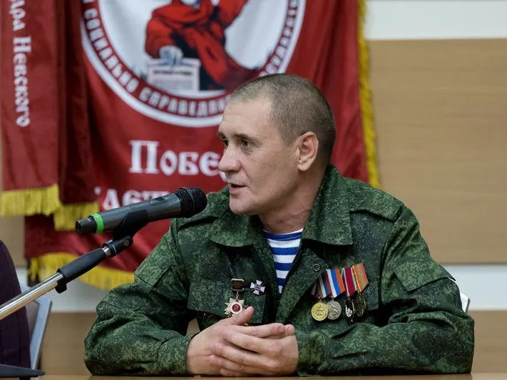 Вернувшийся с фронта безногий солдат помогает с протезированием раненым на СВО