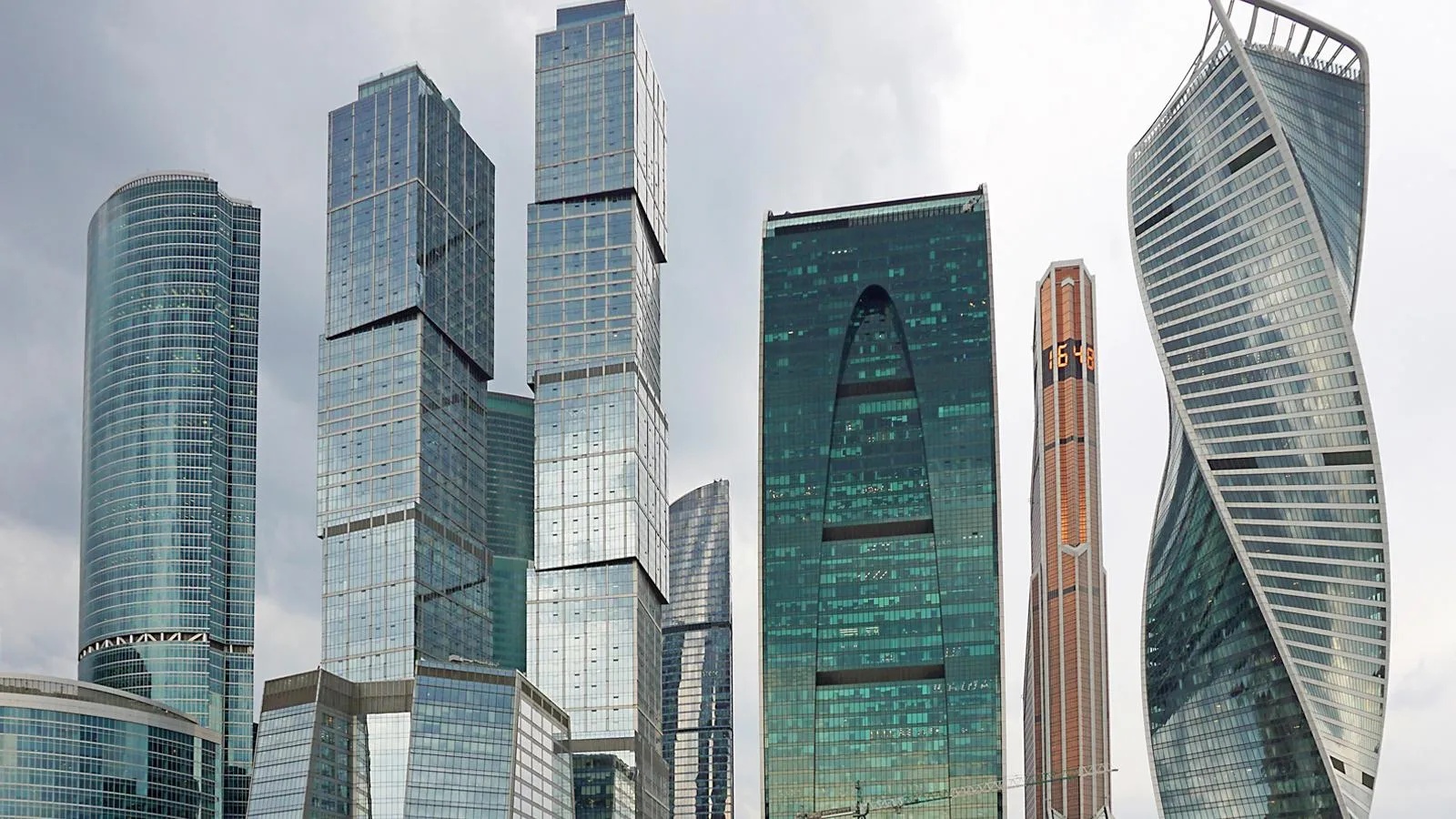 Комплекс «Москва-Сити» (слева направо): «Набережная», две башни «Город Столиц» («Москва» и «Санкт-Петербург»), «Империя», «Меркурий Сити» и «Эволюция». Uwe Kazmaier