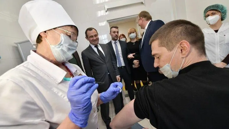 Брынцалов: вакцинация — самый верный способ уберечь себя и своих близких от коронавируса