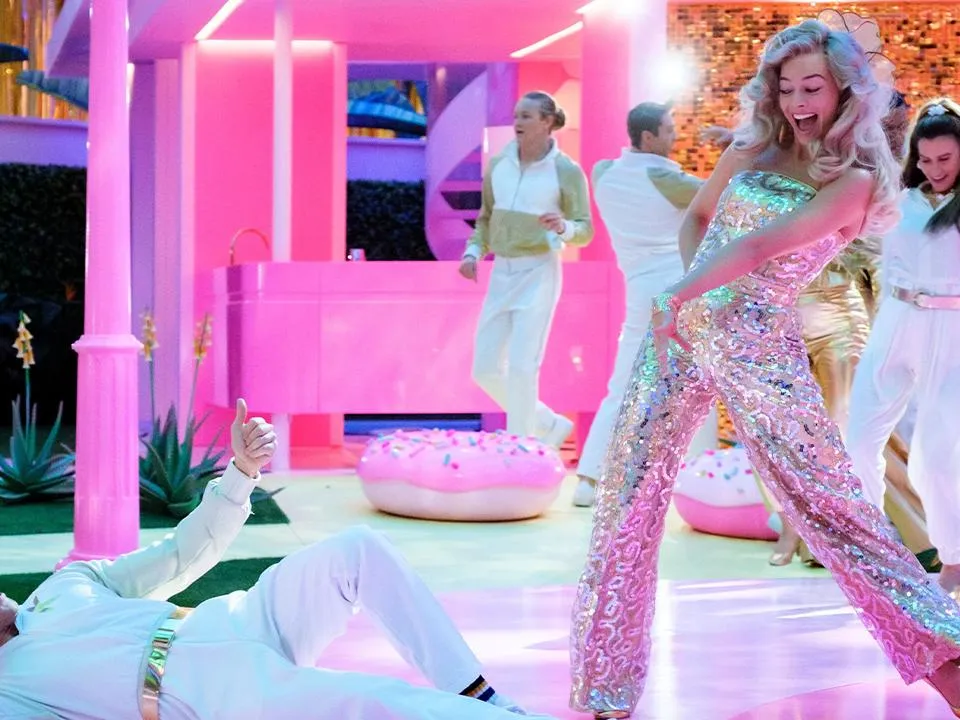 «Лето, все такое розовое»: выяснилось, почему фильм «Барби» стал популярен в России еще до показа