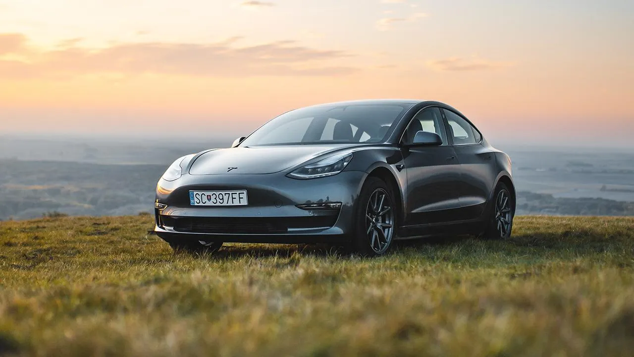 Илон Маск: супруга Цукерберга ездит на автомобиле марки Tesla