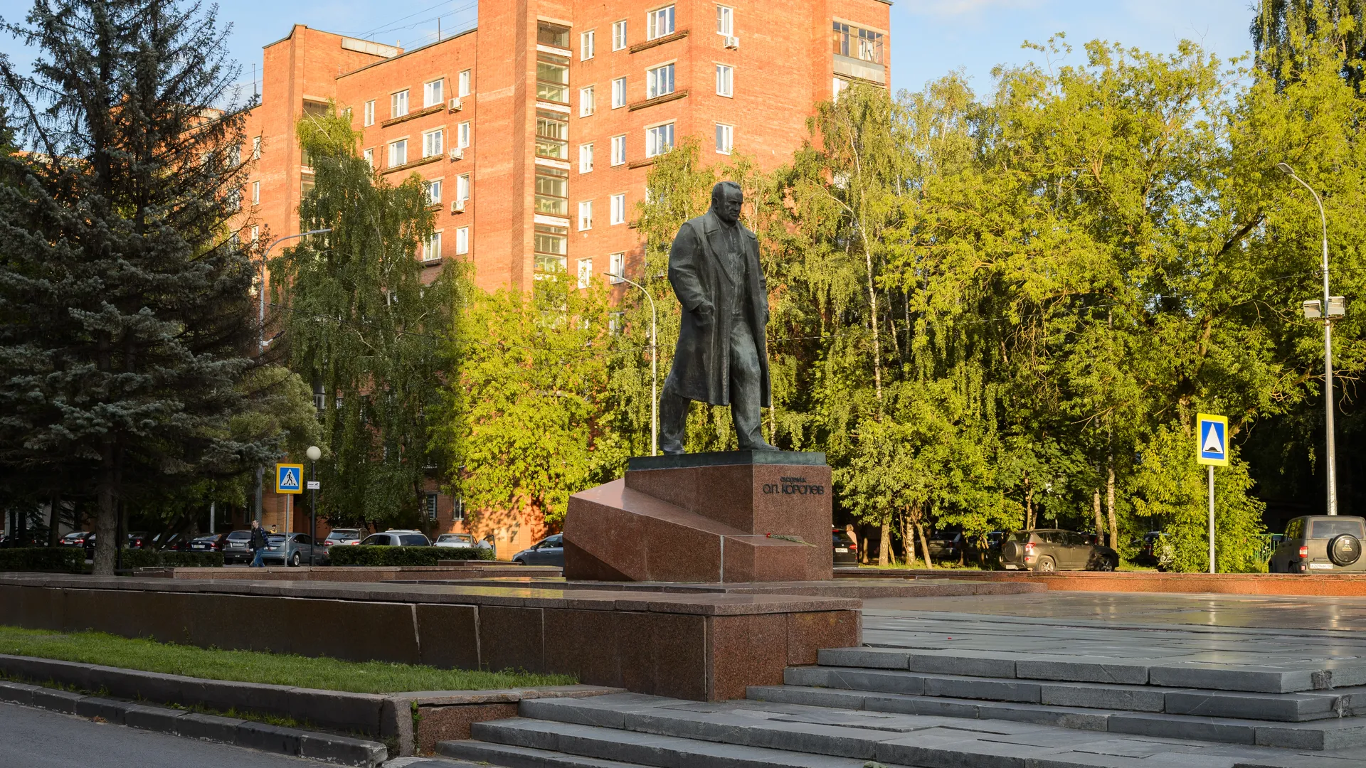 Королев. Памятник Королеву