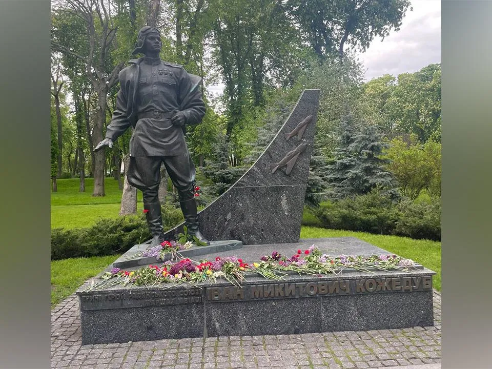 В России поддержали украинцев, которые возлагают цветы на мемориалы ВОВ, несмотря на запреты