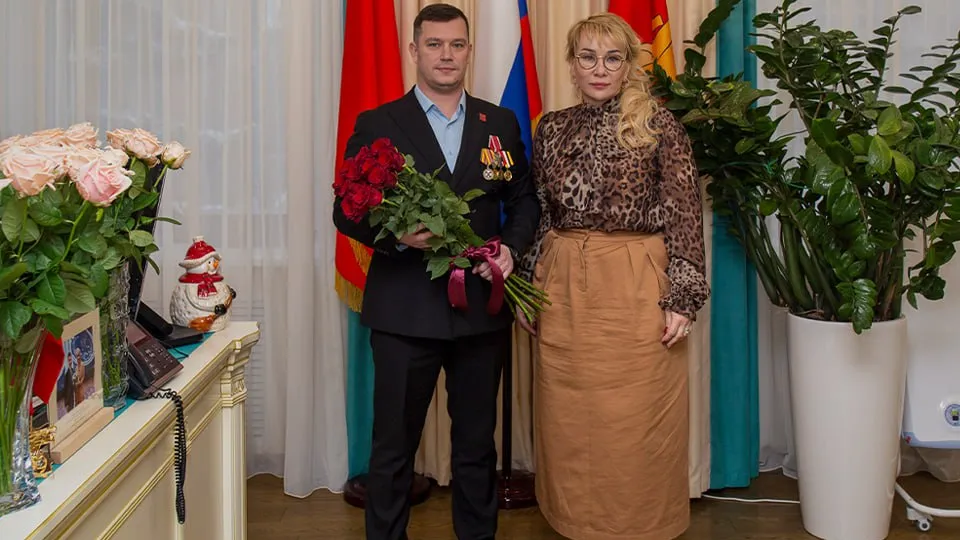 Артема Чайковский поздравила глава округа Инна Волкова. Фото: администрация г. о. Электросталь