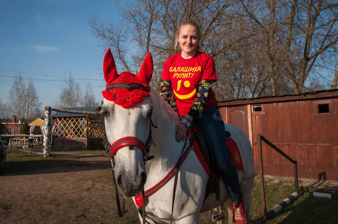 "Балашиха рулит!"&nbsp;— всегда на коне, как один из его редакторов&nbsp;Ася Ульянова. Фото: из архива "Балашиха рулит!"