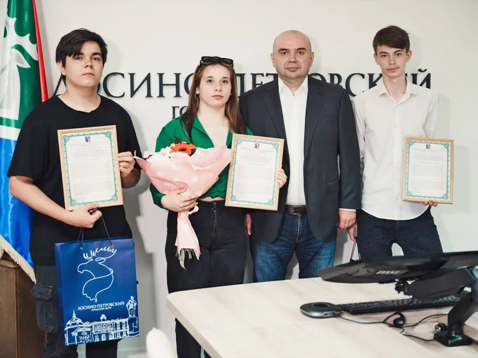 Глава Лосино-Петровского Сергей Джеглав (второй справа) и дети-сироты, получившие сертификат на квартиру Фото: t.me/dzheglav_sn