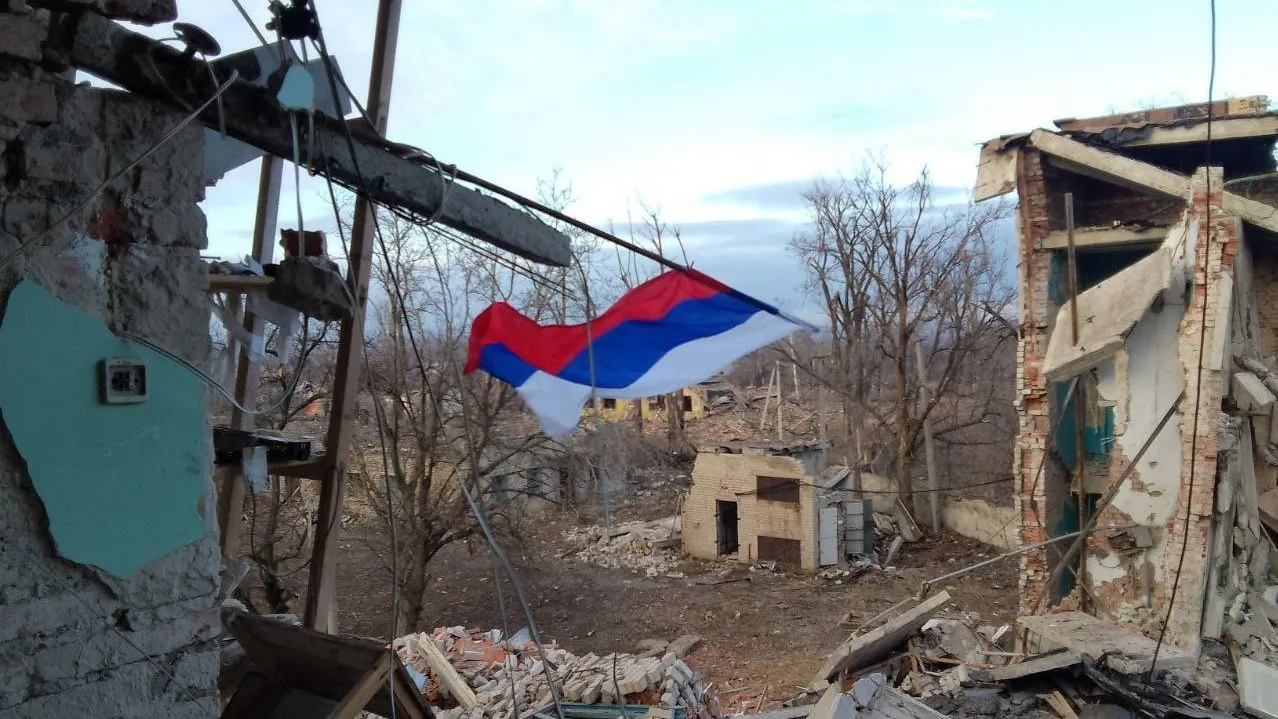 Российский флаг в освобожденной Авдеевке