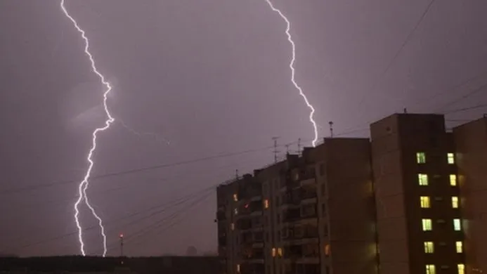МЧС: на Москву надвигается гроза с сильным ветром