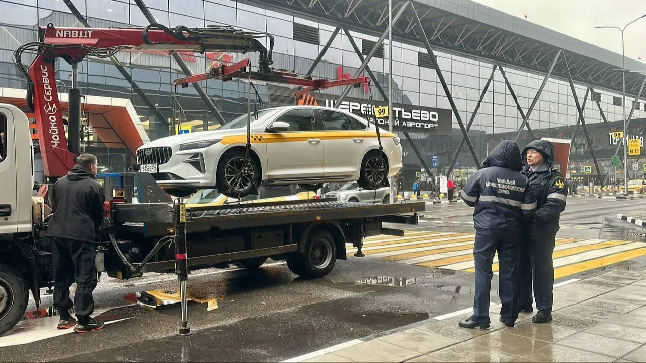 Более 350 нелегальных таксистов выявили на территориях аэропортов Подмосковья с января