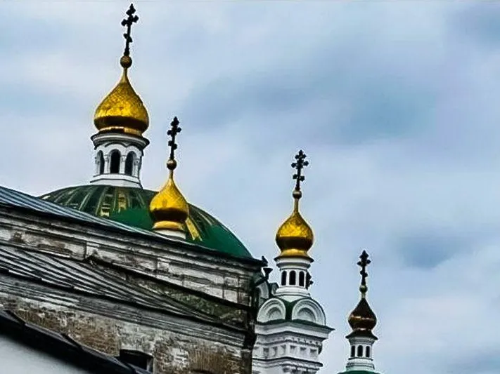«Знак небезразличия Господа»: священник о почерневших на Киево-Печерской лавре крестах