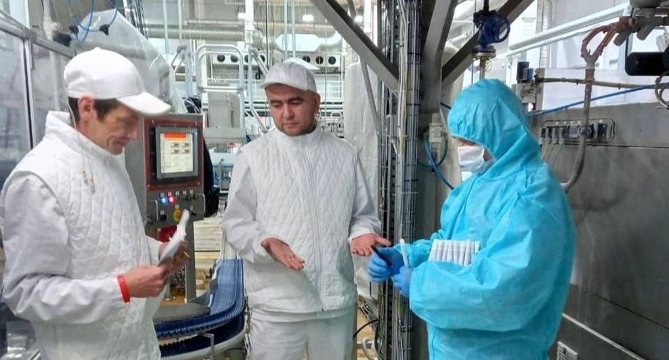 Соблюдение санитарных норм проверили на заводе кормов для животных в Дмитрове