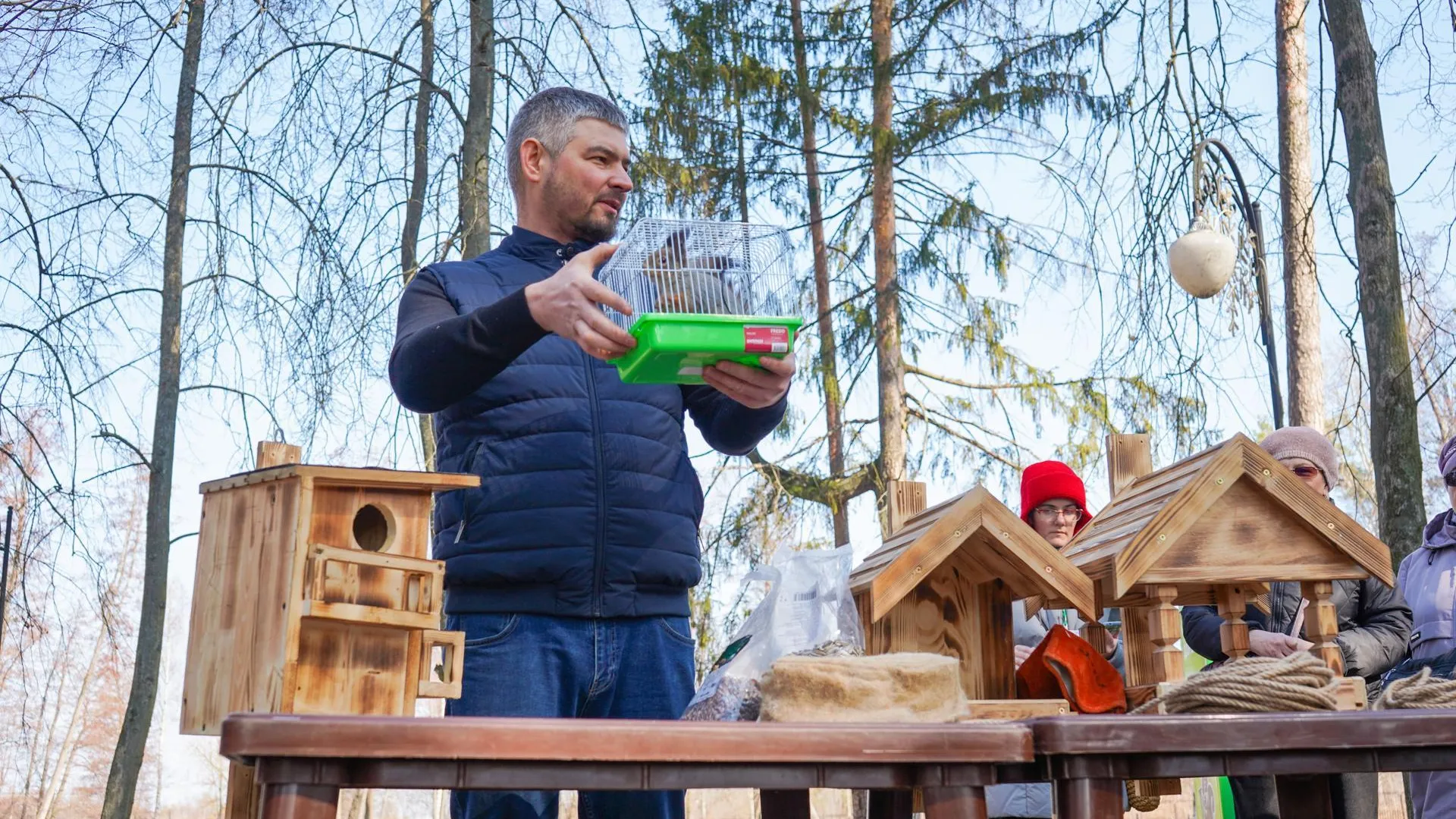 В шатурском парке школьники познакомились с белками из подмосковного питомника