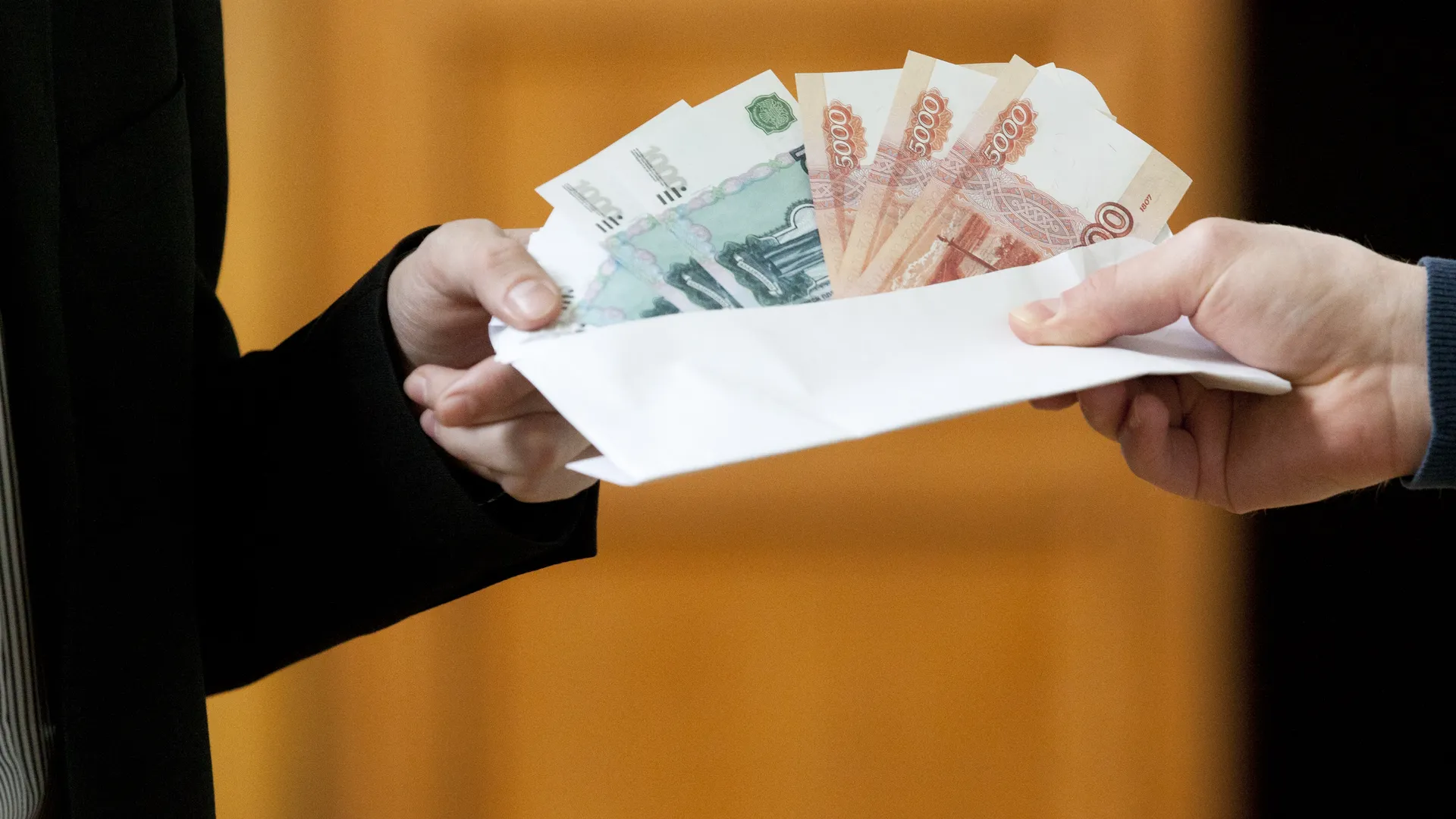 Передавшие полицейским взятку на 2,6 млн рублей туляки предстанут перед судом