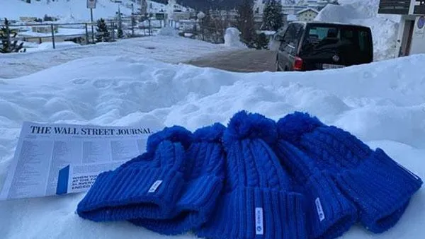 Кандидат в президенты Украины «дорвался» до бесплатных шапок в Давосе