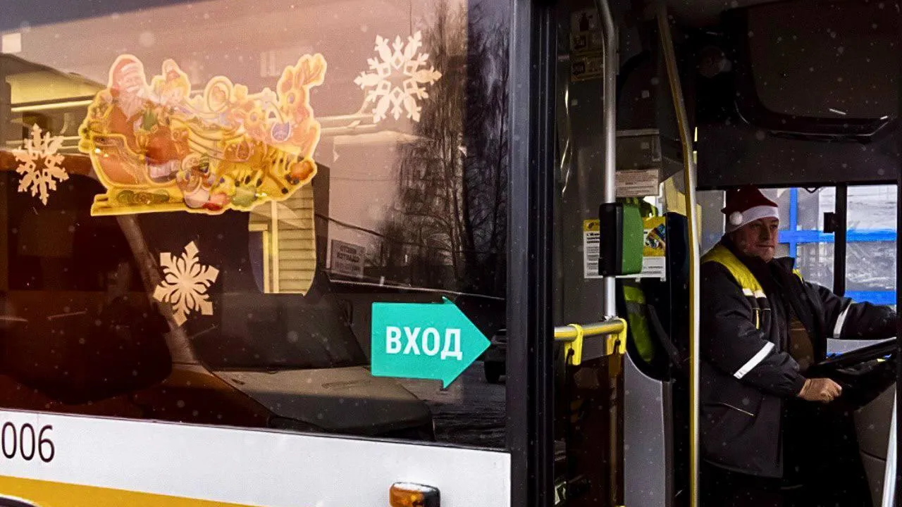 Новогодние поздравления от пассажиров будут транслировать в автобусах Мострансавто в Подмосковье