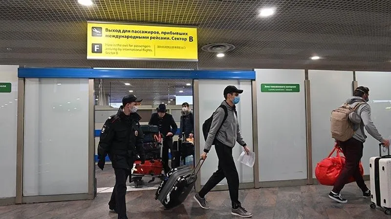 «Хотел отметить в Нью-Йорке юбилей»: первых после перерыва пассажиров эвакуировали из Америки в Подмосковье 