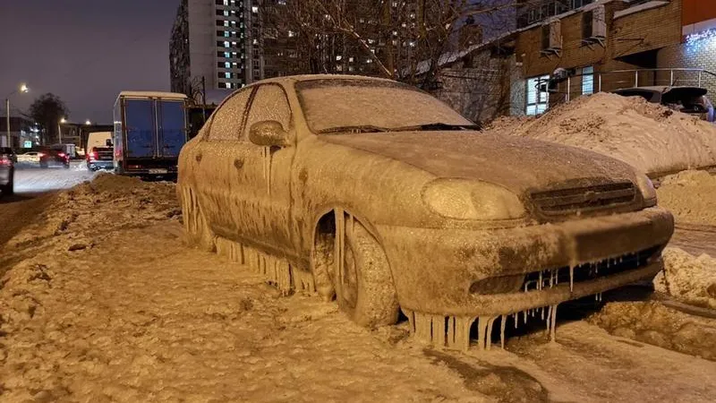 Машина превратилась в ледяную скульптуру в Химках