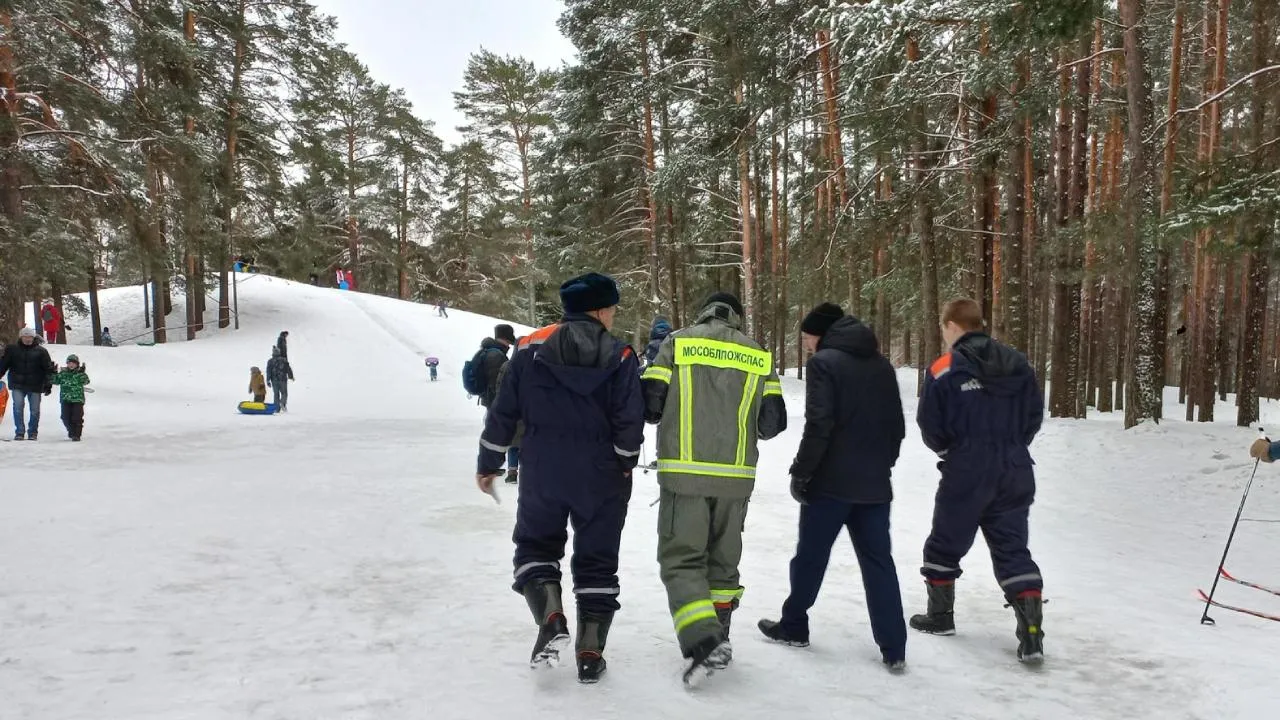 Подмосковные спасатели провели патрулирование в местах катания с горок жителей Подмосковья