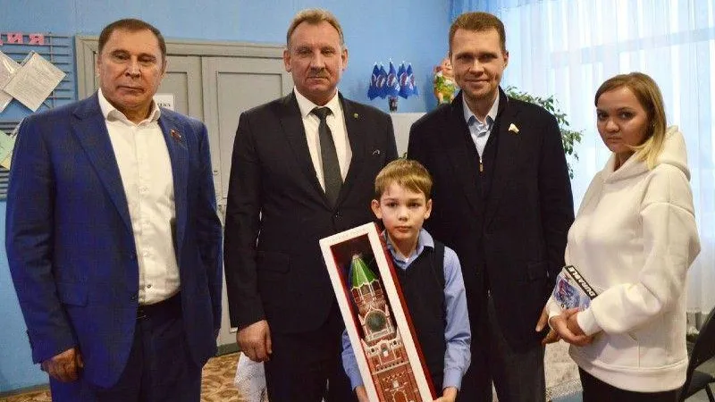 Никита Чаплин вручил подарок сыну мобилизованного из Зарайска