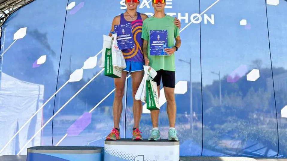 На фото: Павел Куприянов (справа) после церемонии награждения. Фото: Спорткомитет г.о. Щелково