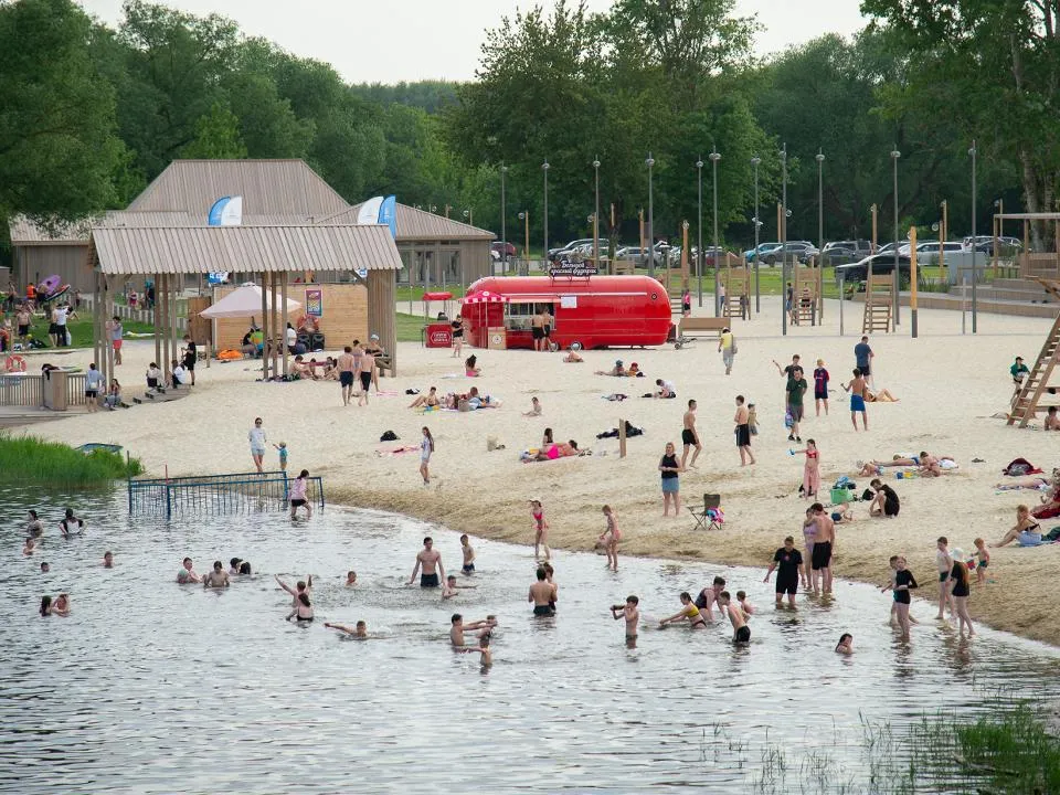 Вы даже не слышали о таких жутких болезнях: чем грозит отдых в толпе людей на пляже
