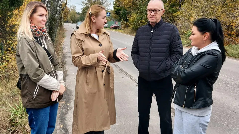 Замглавы г.о. Лосино-Петровский Валентина Тропанец (в центре) на встрече с жителями  Фото: t.me/VVTropaneZ