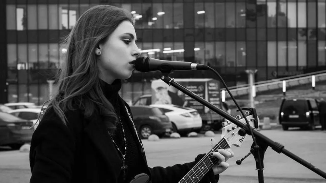 «За каждым закреплен свой участок»: певица рассказала, где в Москве чаще зарабатывают уличные артисты