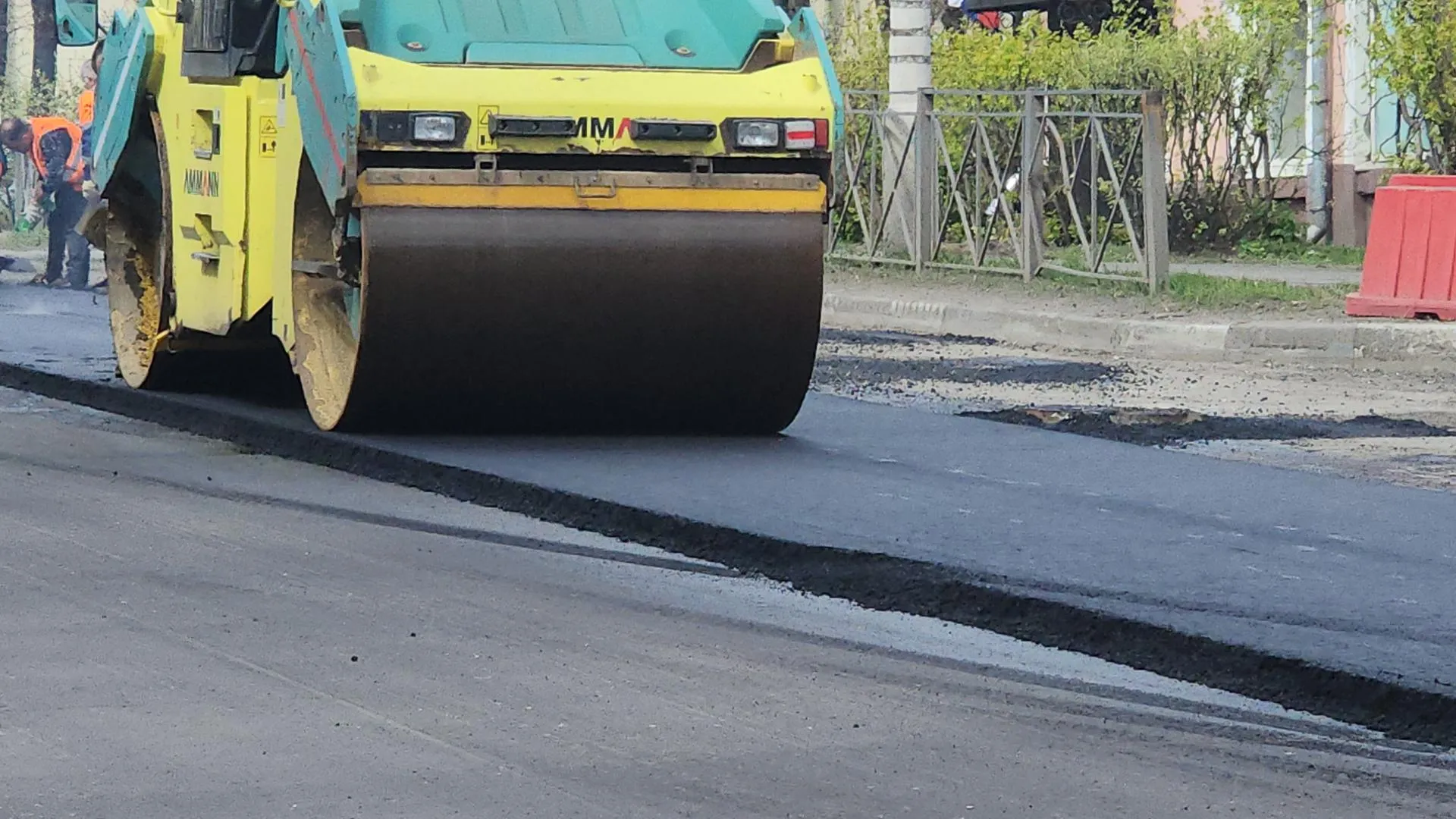 В период первомайских выходных в Люберцах продолжались масштабные работы по укладке асфальтового покрытия на улице Кирова.