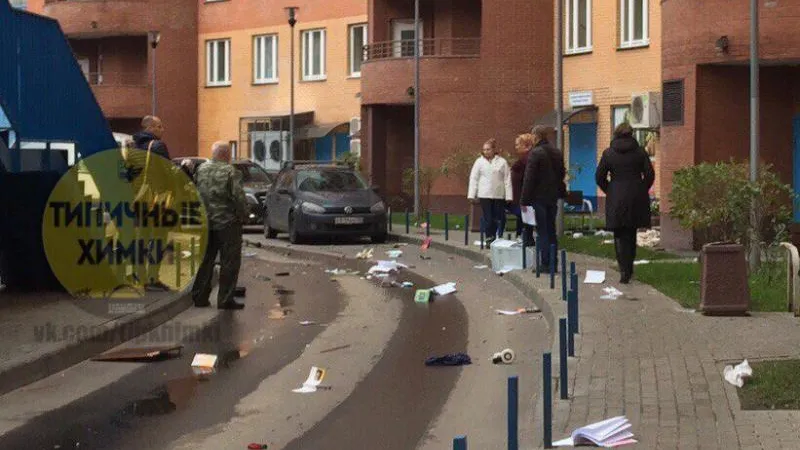 Хулиганы скинули мебель с 15 этажа дома в Химках