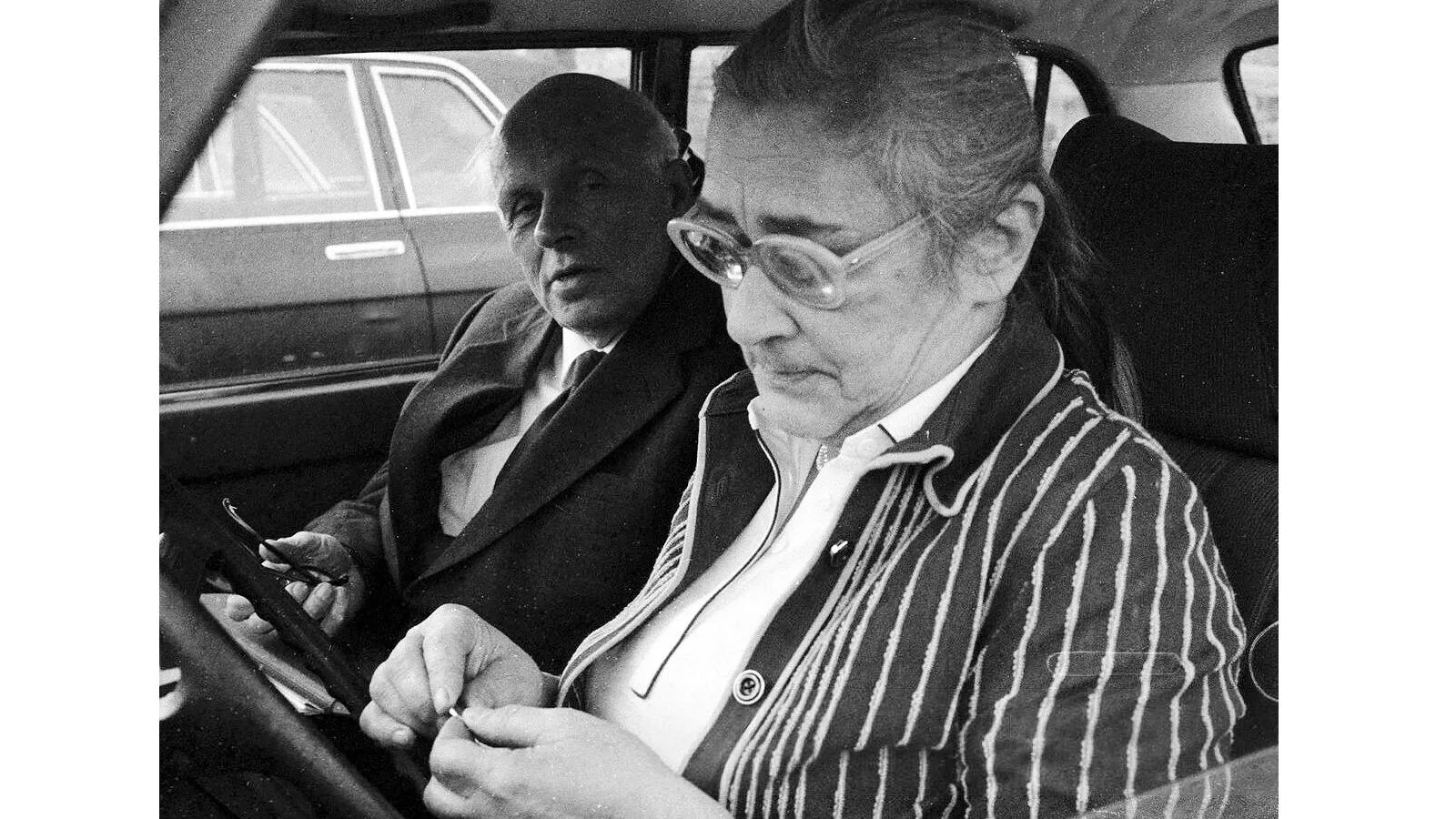 Елена Боннэр (за рулем) с мужем Андреем Сахаровым. Первенцев