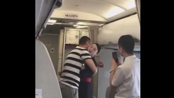В Китае уволили стюардессу, которая на борту самолета получила предложение выйти замуж
