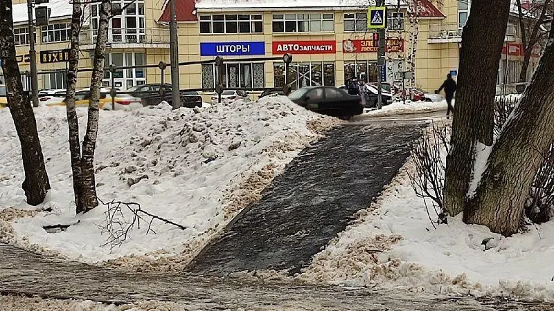 Пешеходов в Лобне удивил спуск с дороги в виде горки